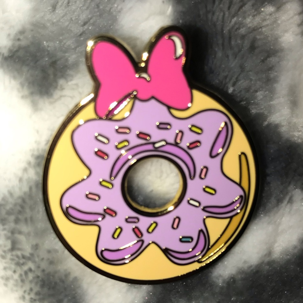 Disney Daisy Duck trading pin